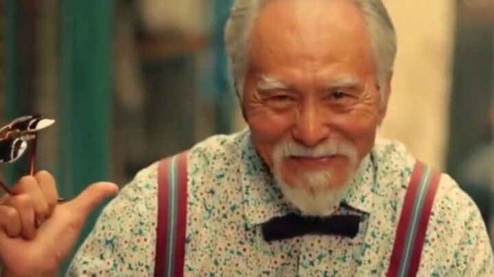 It turns out that old ginger is still spicy... This old man is the best at picking up girls...