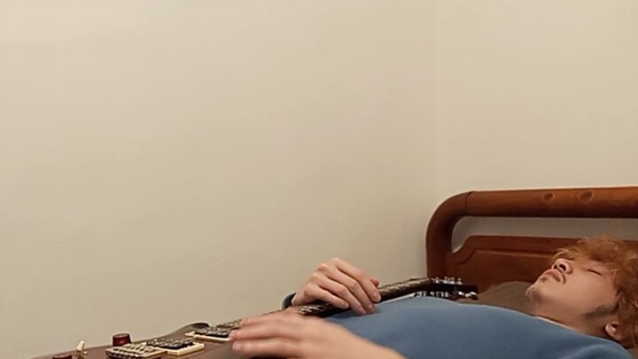 Tôi lại mơ mộng nữa rồi/Nếu tôi cứ làm trò điên rồ và đi ngủ với cây đàn ghi-ta của mình, liệu một h