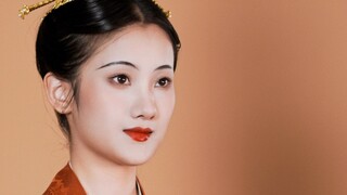 เธอสวมมงกุฎยามาโคและหวีผมอย่างชำนาญ