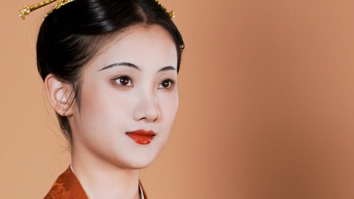 Cô ấy đội vương miện Yamakou và chải tóc một cách khéo léo.