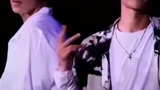他哥乱卡点，他卡他哥的点，，一个跳舞撂倒一片，一个跳舞撩倒一个，哥哥弟弟这哪是跳舞啊，这是赤裸裸的秀恩爱