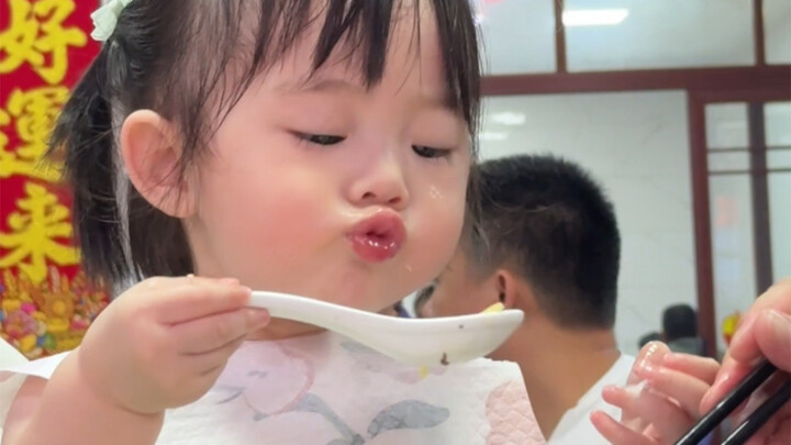 ลูกน้อยชอบชนแก้วมาก / ตอนนี้เวลาทานข้าวก็ต้องลงมือทำเองทุกอย่างแล้วนะ / คุณยายขายลูกโป่งยัดลูกโป่งให