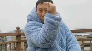 2021年成都第一场雪，见雪疯猴的谭sir，高兴得像个猴…孩子