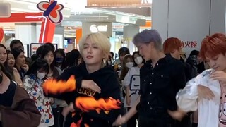 Sangat menyenangkan untuk berdansa mengikuti lagu-lagu lama kita!!