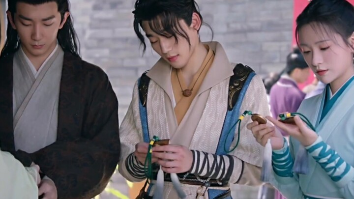 A love triangle sparked by a single accessory—Shopkeeper Ji is so shocked his eyes nearly pop out.