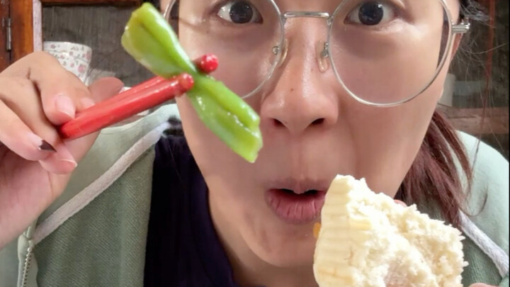 Trưởng thôn: Xong rồi, nhắm vào tôi đây mà!