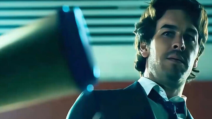 An eerie scene unfolded as a man waited for the subway: suddenly, a chilling, bone-chilling roar ech