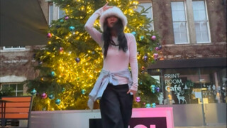 كيف يمكن للناس أن يكونوا بهذه السهولة؟ يرقصون على أنغام أغنية الأرنب تحت شجرة عيد الميلاد في جامعة ك
