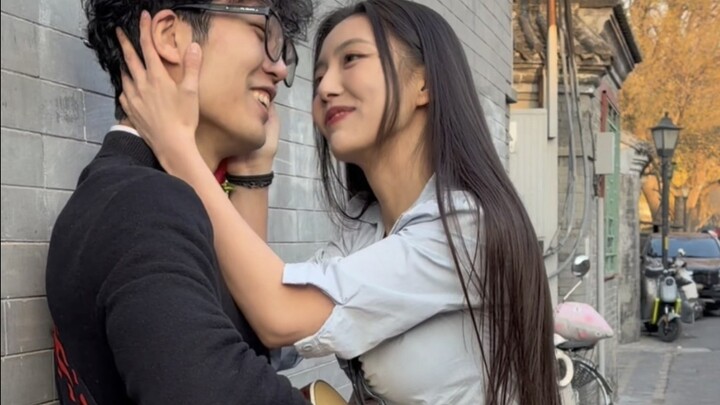 Anak laki-laki harus melindungi diri saat bepergian di luar.