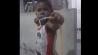 Lúc này, đứa trẻ vẫn chưa nhận ra mức độ nghiêm trọng của sự việc (hài hước)