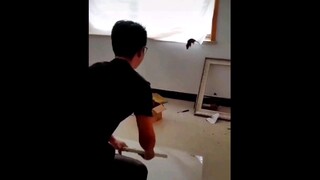 Kebahagiaan seorang pria sesederhana itu. Ini pertama kalinya aku melihat seseorang yang bisa mengen