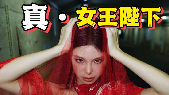 Chỉ mặc một nửa quần áo thôi sao??? Thế này mà ra đường được à...?
