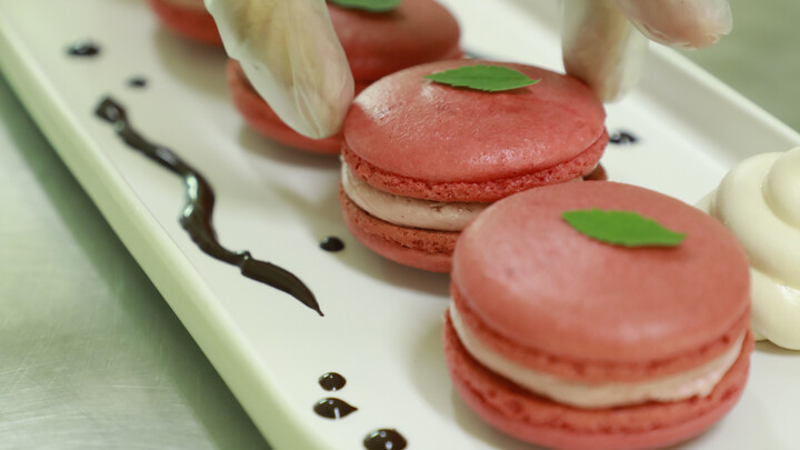 Replika “makanan penutup cerdas” Eden Academy—macaron