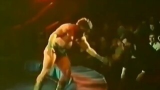 1985 年，前苏联马戏团杂技演员 迪库尔表演的力量杂耍表演。这个球40kg。