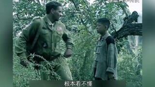 美国飞行员跳伞，结果落到了树上，被小孩当成了鬼子