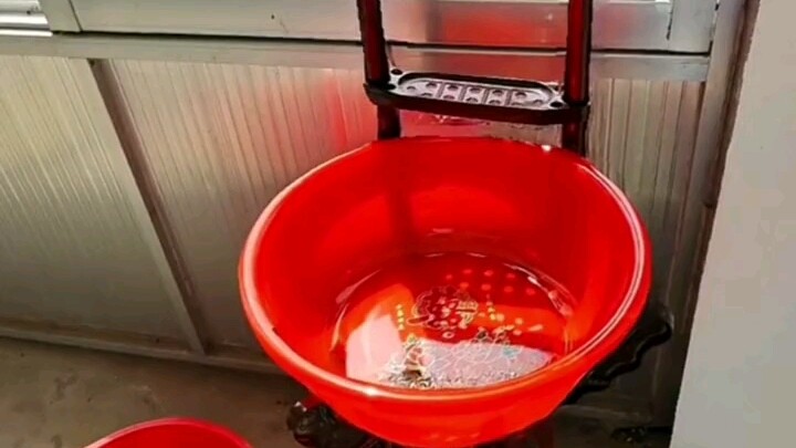 ลูกชายจะพาแฟนมาเยี่ยมช่วงวันชาติ คุณพ่อคุณแม่เลยยุ่งกับการรีโนเวทบ้านจนเปลี่ยนแม้กระทั่งกะละมังล้างห