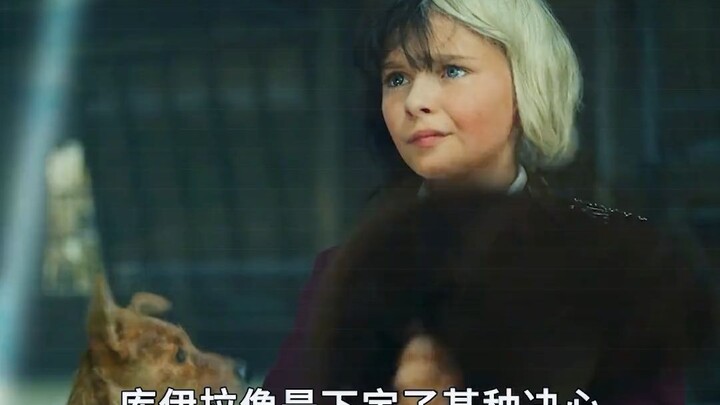 Người phụ nữ chĩa dao tỉa lông mày vào chiếc đầm dạ hội trị giá hàng triệu.