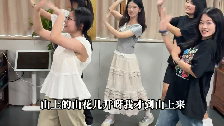 เกิร์ลกรุ๊ปเหอซานร้องและเต้นเพลง “ฝ่าคลื่น”