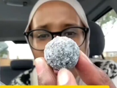 Orang asing mencicipi permen “Xiu Dou” versi Tiongkok, langsung merasa tidak enak. #OlahanKocakOrang