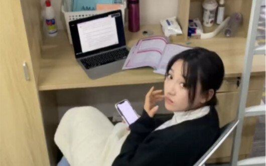 Gimana ngejar cowok yang di linimasa temen-temen cuma penuh sama ‘Pemuda Belajar’?