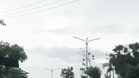 "Aku terlalu bersahabat dengan luka hingga lupa rasanya bahagia."