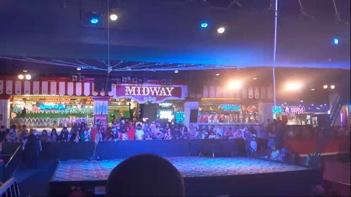 4 people going flying in the show it was so crazy Trapeze show Circus Circus ful