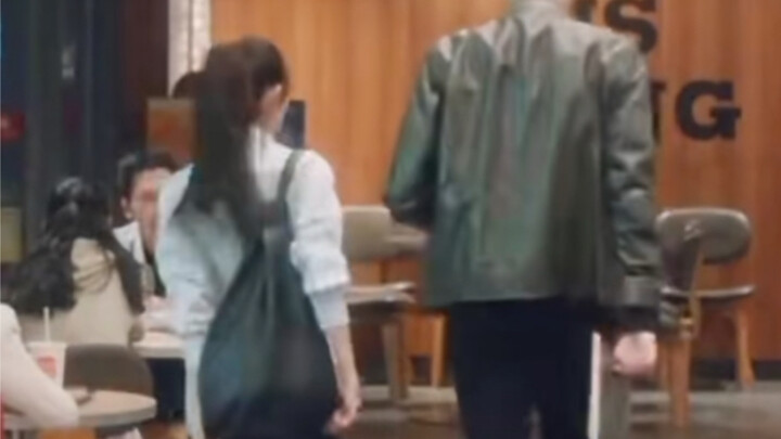 Dia melompat-lompat dan dia berjalan-jalan. Ini seperti drama idola!