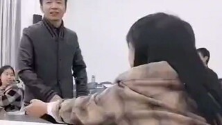 Seorang guru pengobatan Tiongkok sedang memeriksa denyut nadi seorang murid dan menyadari ada sesuat