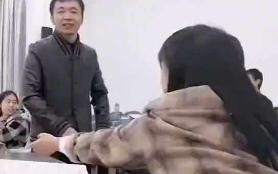 Một giáo viên y học Trung Quốc đang bắt mạch cho một học sinh và nhận thấy có điều gì đó không ổn...