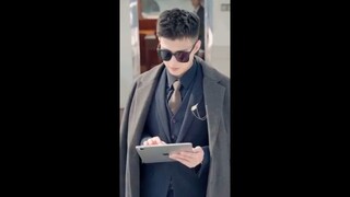 10 tahun lalu gadis itu menolongnya Kini ia kembali sebagai CEO untuk melindunginya