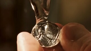 小男孩发现了一枚奇特的硬币，没想到...