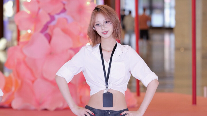 A secretary who skipped work to dance | EXID – “Up & Down” – Cinematic Shot, Horizontal Screen, Stra