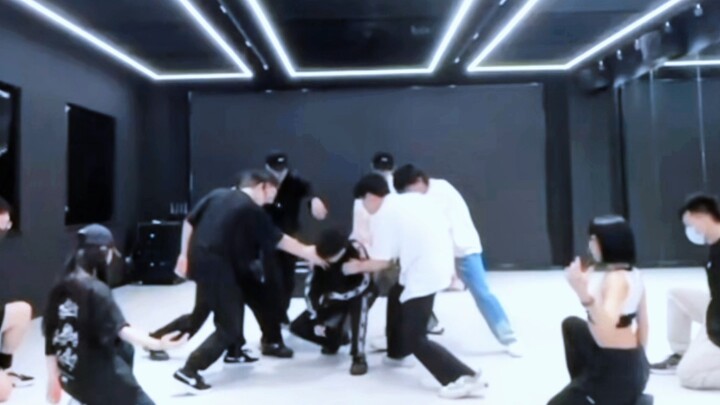 就是说这个舞台马哥是“大女主”来的（马嘉祺:跳完你的跳你的，跳完你的再跳你的，我心里有数，这种场面我还是在控制！真的完美适配啊！！！）