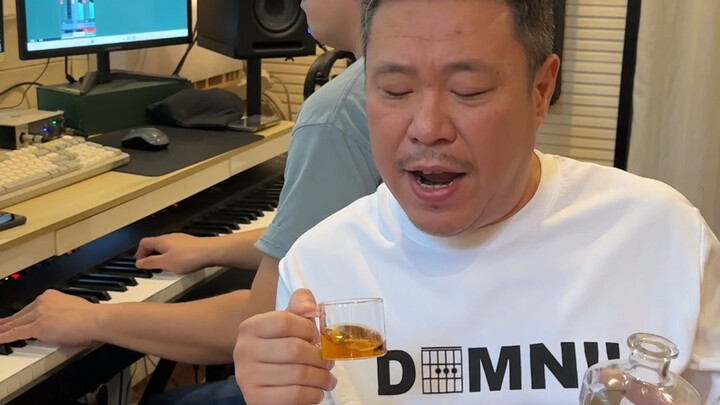 لحظة خمر خفيف لسيد مترف