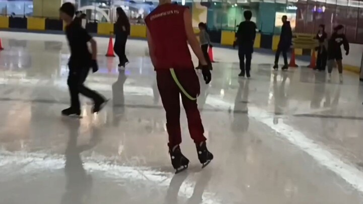 main ice skating di mall taman anggrek