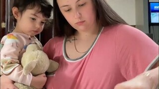 妈妈给一岁女儿做早餐，一手抱娃一手做饭，已经是常规操作了...看看这手艺咋样？