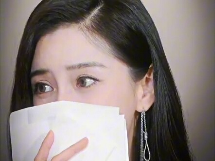 “Hóa ra tình yêu vốn biến đổi khôn lường, mãi chỉ là lời nói thêm cho vui.” “Angelababy”