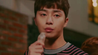 Park Seo Joon gradually lost himself in the sound of "Ouba" hahahaha