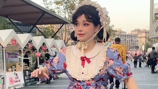 Meet a puppet at the market