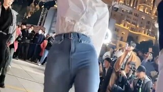 她的牛仔裤好美