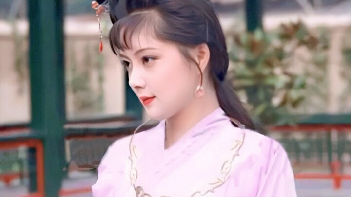 This is Sister Bao who came out of the book, a model of a lady from a noble family.