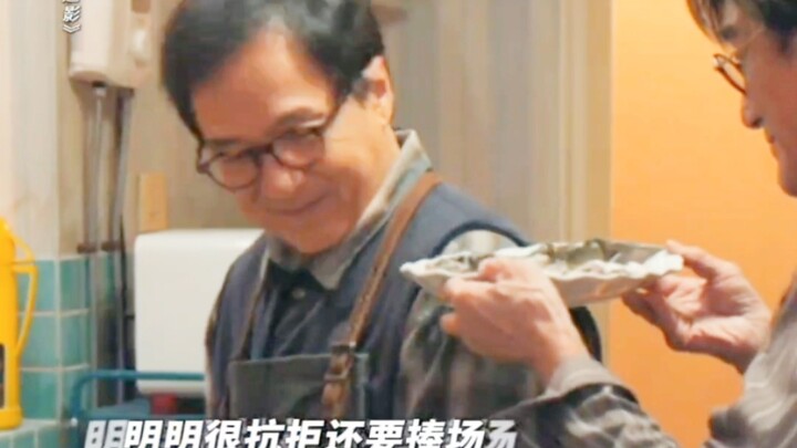 Leung Ka-fai treats Jackie Chan to West Lake Vinegar Fish, and Jackie Chan’s expression changes in a