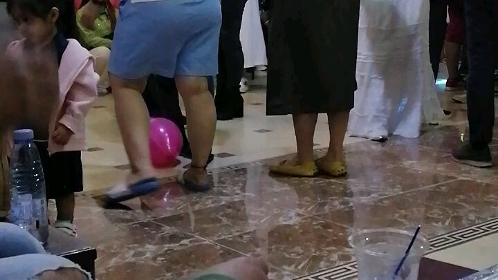 Birthday party of mother lyn/playing the balloon