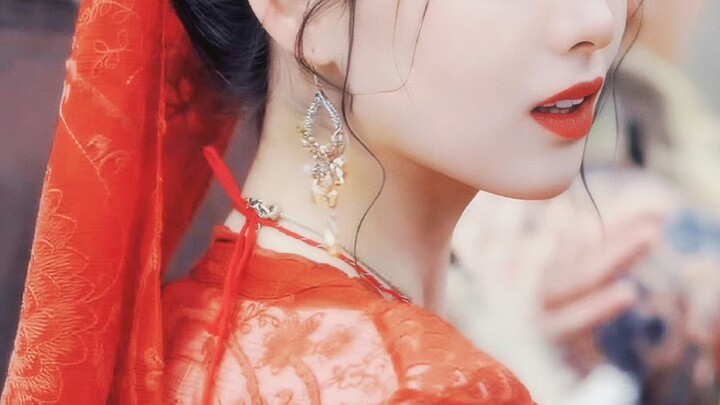 She truly has that old-school beauty vibe—vivacious, stunning, and instantly recognizable!