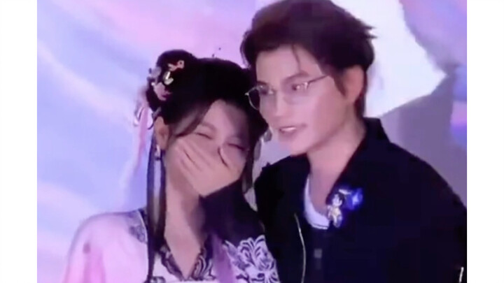 Mãi đến sau này, Dư Thư Hân mới nhận ra mình đã tự tạo cho mình một hình tượng “ma nữ quyến rũ” tron