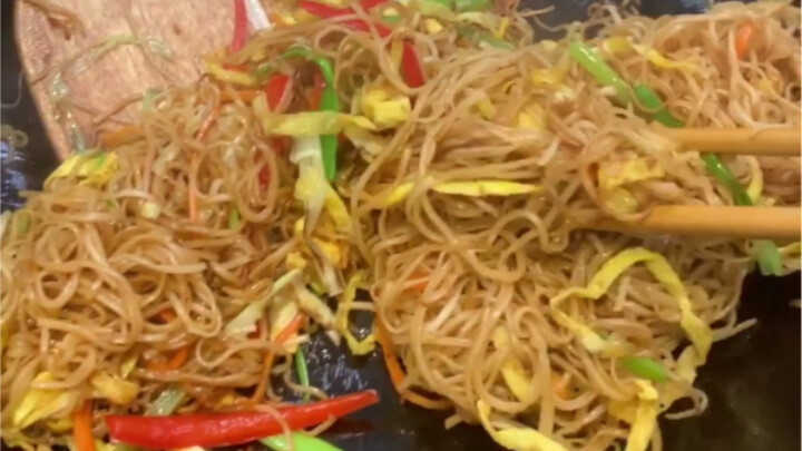 Atas permintaan netizen, mie goreng laut yang kamu minta sudah selesai dimasak, silakan diambil.