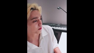 He's not typing he's smashing the keyboard⌨️ He types really fast🍒#seventeen #scoups #live #kpop #dk