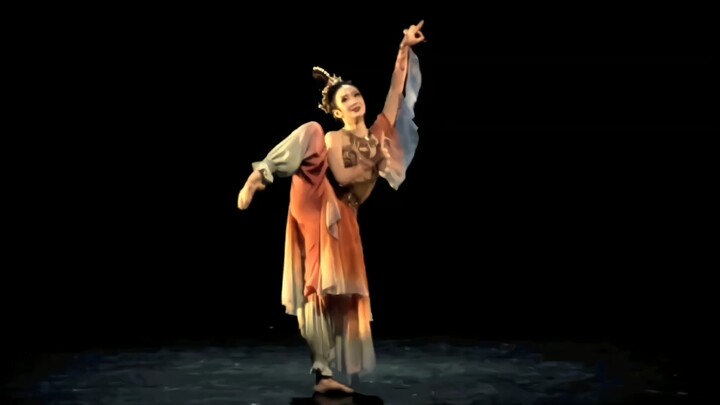 The lotus blooms like a Dharma wheel, blossoming as if attaining enlightenment.