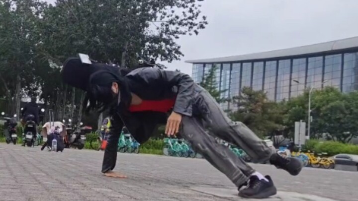 Oh my god, Jialing from the next class is so cool! 😱