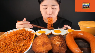 Mukbang mì cay và xúc xích  p2#anngon